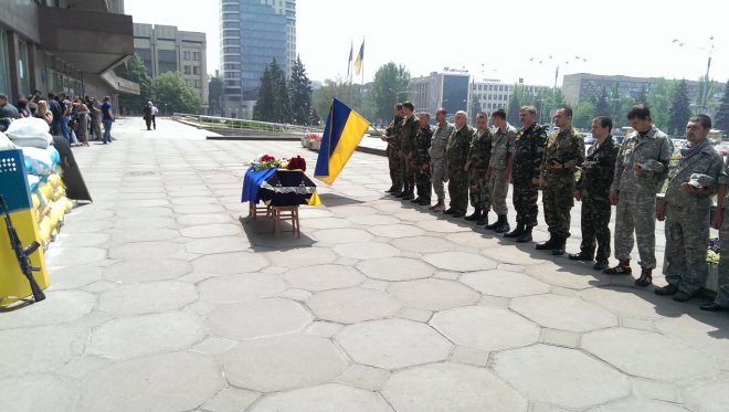 Запорожского самообороновца, погибшего на Донбассе, провожают в последний путь Запорожского самообороновца, погибшего на Донбассе, провожают в последний путь