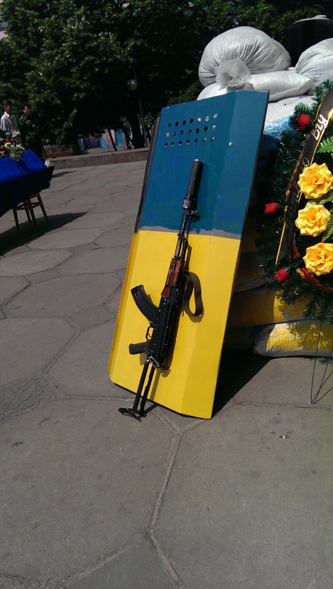 Запорожского самообороновца, погибшего на Донбассе, провожают в последний путь Запорожского самообороновца, погибшего на Донбассе, провожают в последний путь