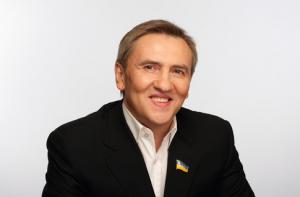 Cчастливый Черновецкий выложил видео, на котором он кормит сына – видео