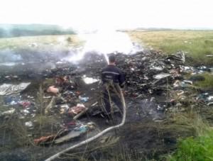 В зоне катастрофы ДНРовцы следят с оружием за спасателями и правоохранителями