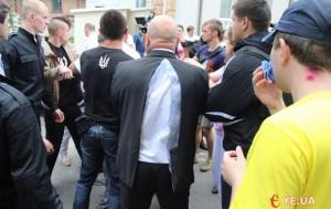 В Хмельницком избили губернатора, ему пришлось прыгать в окно – видео
