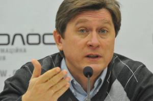 Кучма прибыл на трехстороннюю встречу в Минск по Украине, перед ней пообщался с Лукашенко