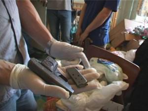 В Славянске жители сдают оружие и бронежилеты боевиков