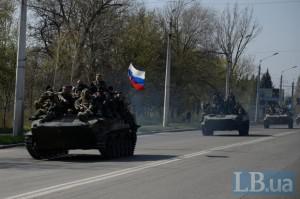 Колонна БТР с флагами России проехалась вдоль границы