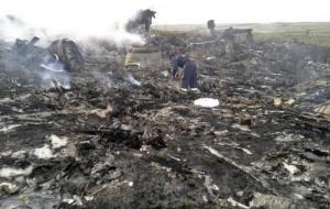 Украинские спасатели обнаружили на месте падения малазийского самолета 2 черных ящика, но их местонахождение не указывается