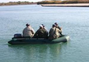 К украинскому берегу Азовского моря со стороны РФ двигались 2 неизвестных плавсредства
