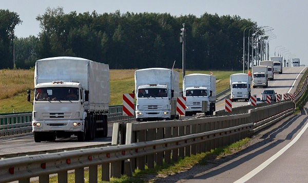 «Гуманитарка» движется к пропускному пункту, который контролируется боевиками «Гуманитарка» движется к пропускному пункту, который контролируется боевиками