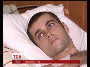 Раненному парню нужна помощь