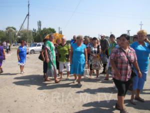 Митингующие женщины в Запорожской области напали на водителя Шевроле — видео