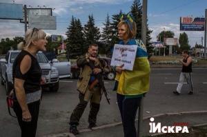 В Донецке поставили к столбу позора наводчицу украинских карателей
