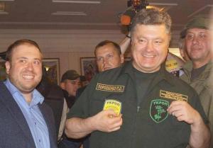 Порошенко продемонстрировал шеврон с изображением укропа (фото)