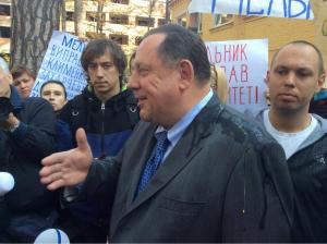 «Петя, иди на отдых»: экс-ректора Мельника закидали яйцами