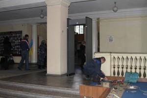 Из-за частых «минирований» в мэрии появился металлодетектор
