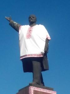 В Запорожье Ленина одели в вышиванку