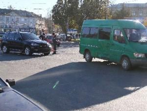В Мелитополе внедорожник врезался в маршрутку