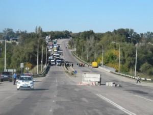 Под Запорожьем сельчане перекрыли дорогу, требуя убрать болкпост