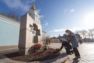Президент с супругой возложили цветы к Памятному знаку жертвам Голодомора (Фото)