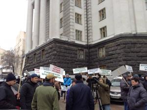 В Киеве рыбаки под Кабмином выложили рыбацкую сетку