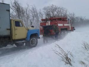 В Запорожской области в снежные заносы попало четыре человека