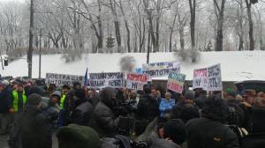 «Свободной стране — свободное небо»: автомайдановцы пикетируют первое заседание Кабмина