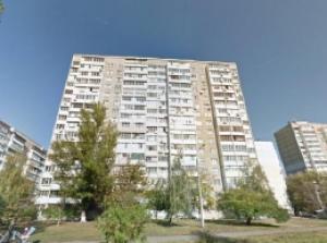 На Оболони спасатели сняли с балкона 16-этажки пьяную женщину