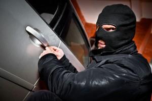 В Запорожье у театра взломали машину