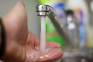 Жителей Бортничей просят сливать воду из кранов для прочистки водопроводов