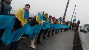 «Живая цепь» на мосту Патона объединила два берега Днепра