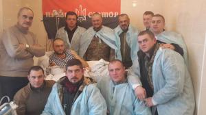 Яроша проведали в больнице братья по оружию