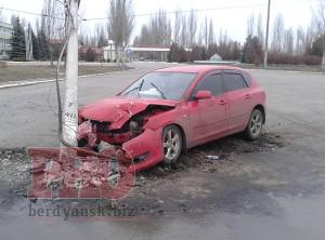 В Бердянске горе-угонщик врезался в столб