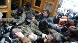 Задержаны четверо пикетчиков КГГА, один госпитализирован с ожогами