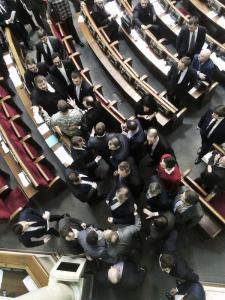 В Раде объявлен перерыв до 16.00 после потасовки в сессионном зале