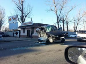 В Одессе BMW заехал на крышу Peugeot (Фото)