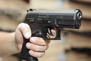 Киевлянин случайно выстрелил себе в голову из пистолета