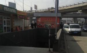 У метро «Выдубичи» бросили гранату в киоск с шаурмой