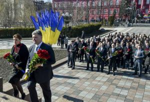 Президент, члены правительства и депутаты почтили память Шевченко (Фото)