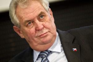 Президент Чехии пропустит парад Победы, но Москву посетит