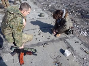 Медики на передовой отвлекаются игрой в импровизированные шашки
