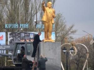 Жители запорожского пгт сбросились на восстановление бетонного Ильича