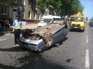 В центре Запорожье в результате ДТП автомобиль перевернулся вверх колесами