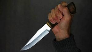 Селянин ткнул своему родственнику нож в спину