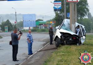В Мариуполе сотрудник ГАИ не вписался в поворот и врезался в столб