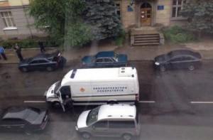 Во Львове у райотдела милиции взорвался автомобиль с водителем внутри