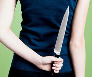 В Запорожской области падчерица ранила ножом отчима