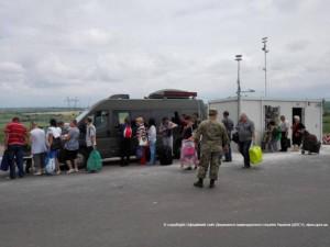 Украинский пограничник пригрозил автоматом толпе на пропускном пункте