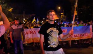 Факельное шествие в Мелитополе - это привезенная массовка нацистов