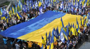 Флаг иногда важнее жизни, — Петр Порошенко