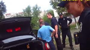 Появилось видео, как патрульные задержали вооруженных похитителей