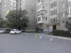В Мелитополе парковку размечают пустыми канистрами и бутылками