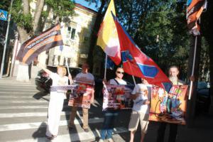 Россияне пикетировали консульство Украины в отместку за бомбардировку Хиросимы (Фото)